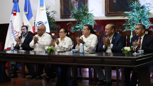 Promipyme entrega financiamiento a empresarios afectados por incendio en Santiago